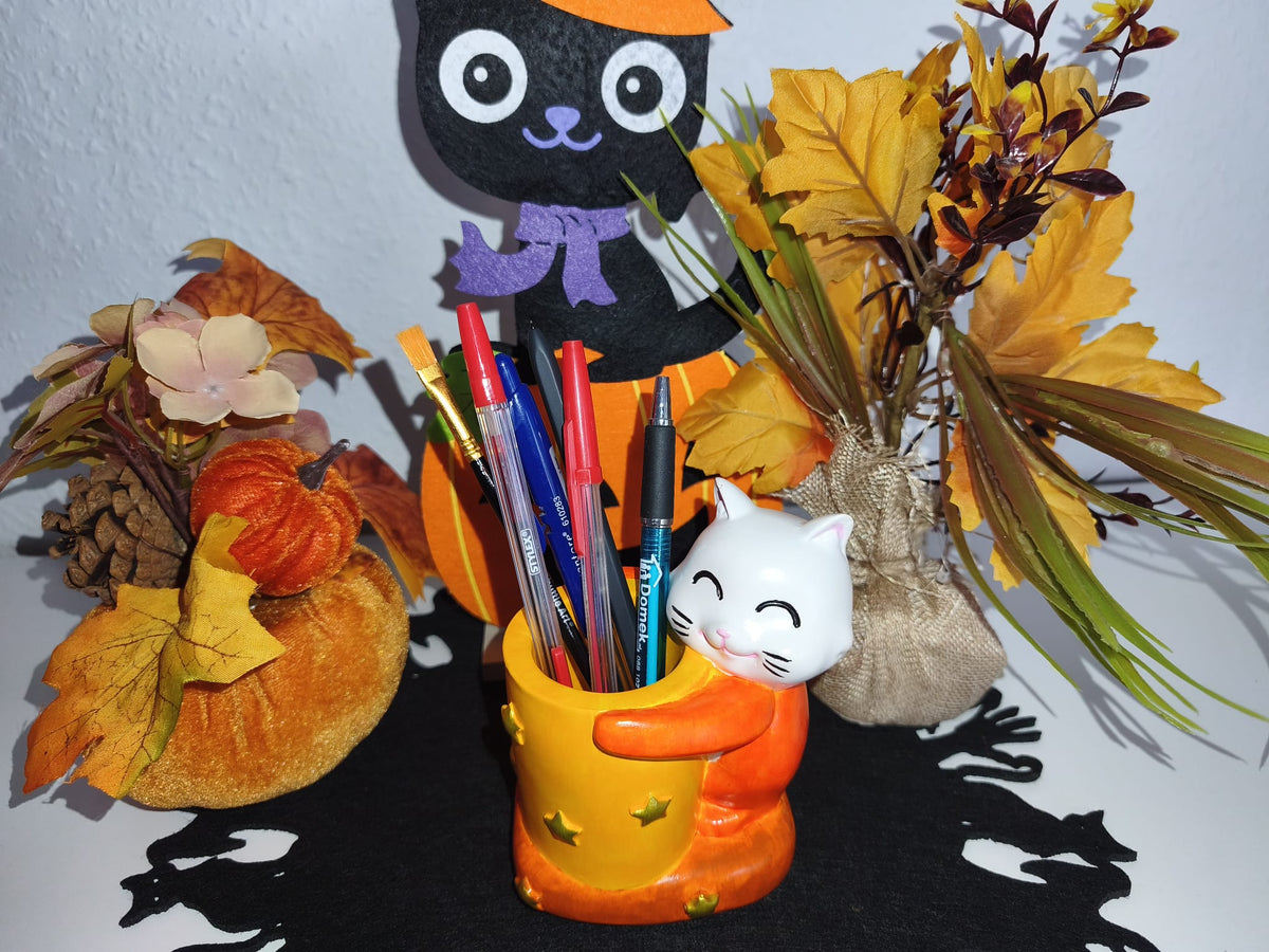 Herbstdeko Katze Pisi – Handgemachter Stiftehalter | AtelierMaya