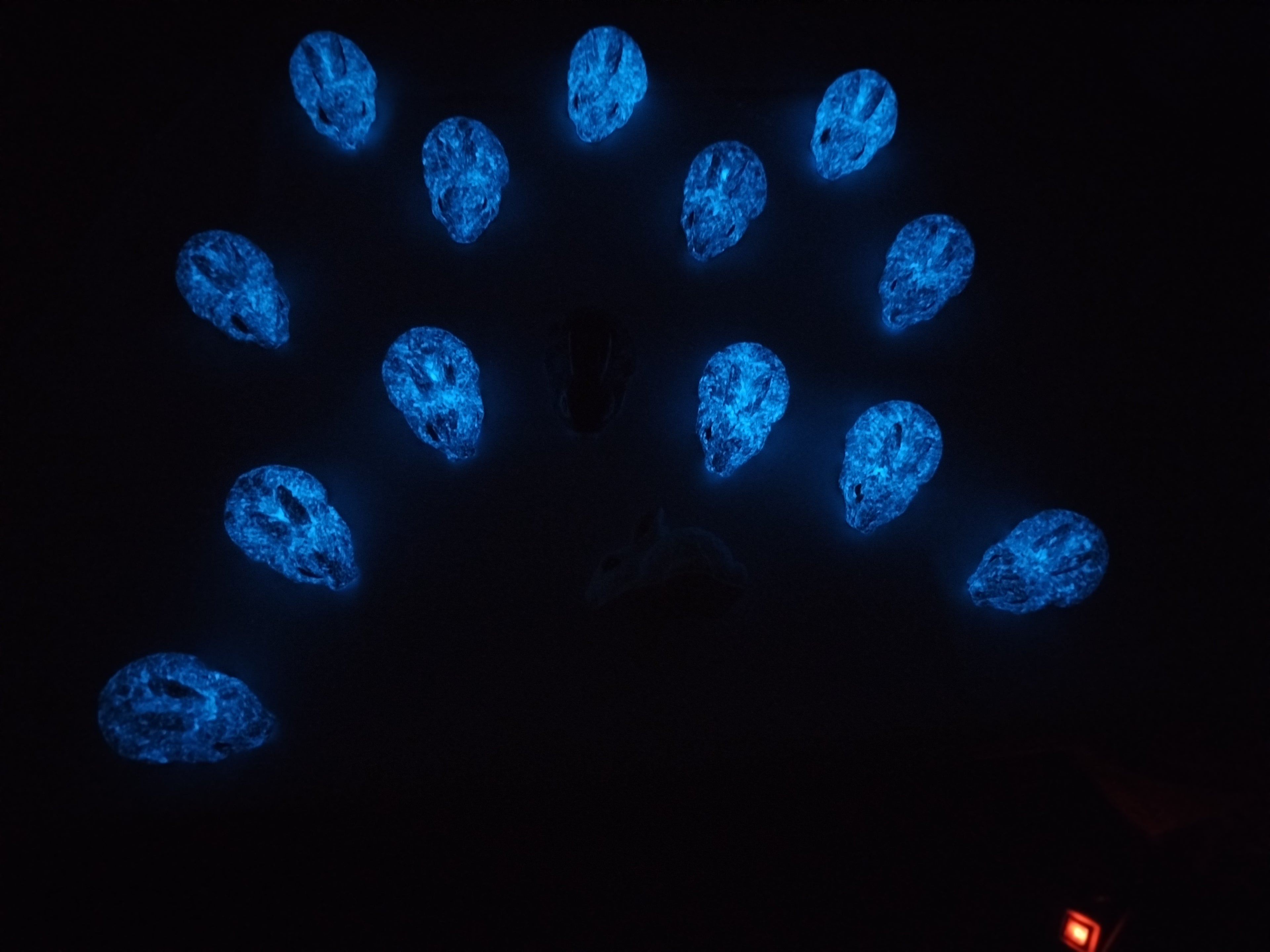 Handgefertigter Keramik Hasen Magnet – Glow in the Dark Osterdeko | Kühlschrankmagnet aus Keramik