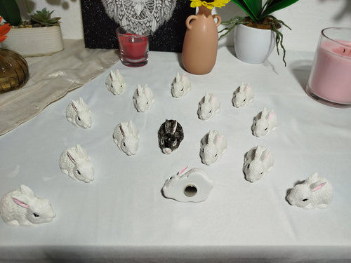 Handgefertigter Keramik Hasen Magnet – Glow in the Dark Osterdeko | Kühlschrankmagnet aus Keramik