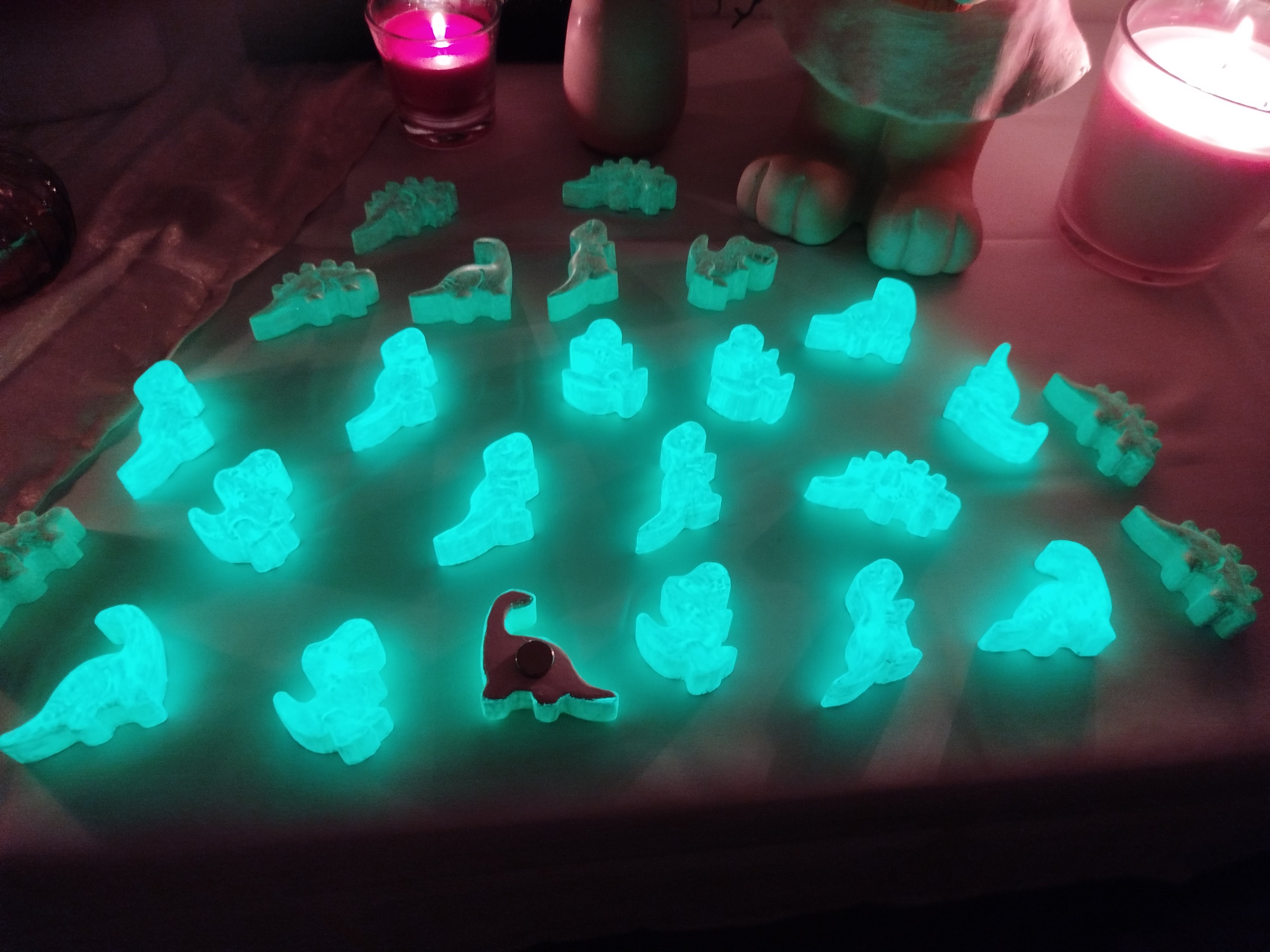 Leuchtende Dino Magnete – Set (4 oder 8 Stück) | Handgemacht | Glow in the Dark Geschenk für Kinder