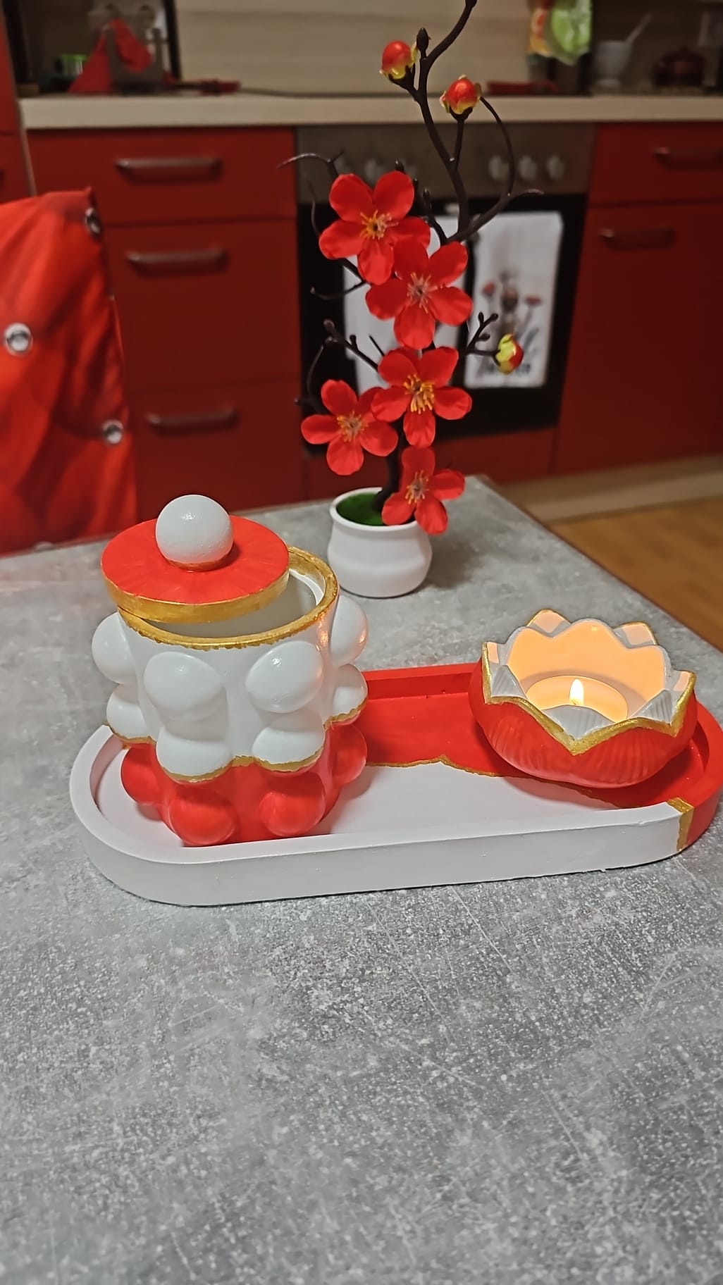 Handgefertigtes Deko-Set aus Keramik – Lotus & Dose auf Tablett (Rot/Schwarz, Premium Qualität)