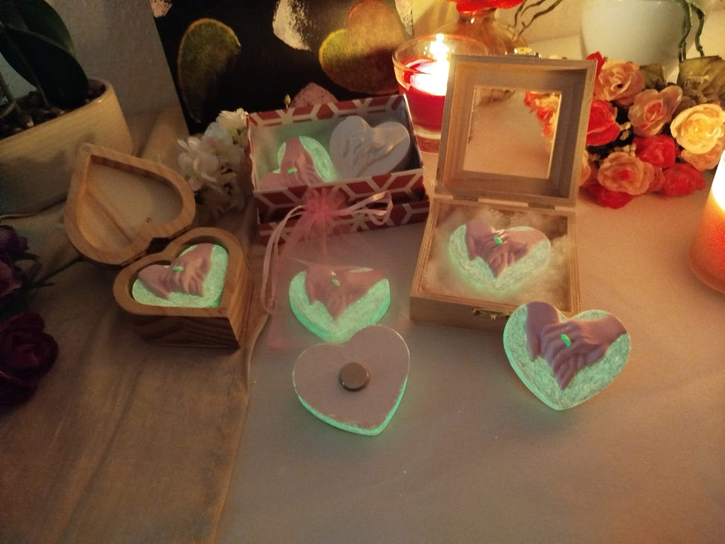 Leuchtender Herz Magnet bunt handgemacht – Glow in the Dark Hochzeitsgastgeschenk mit rosa Händen, rotem Herz & Ring