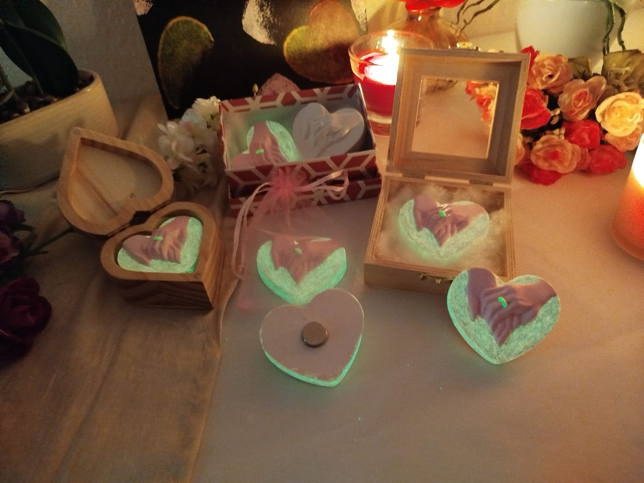 Leuchtender Herz Magnet bunt handgemacht – Glow in the Dark Hochzeitsgastgeschenk mit rosa Händen, rotem Herz & Ring