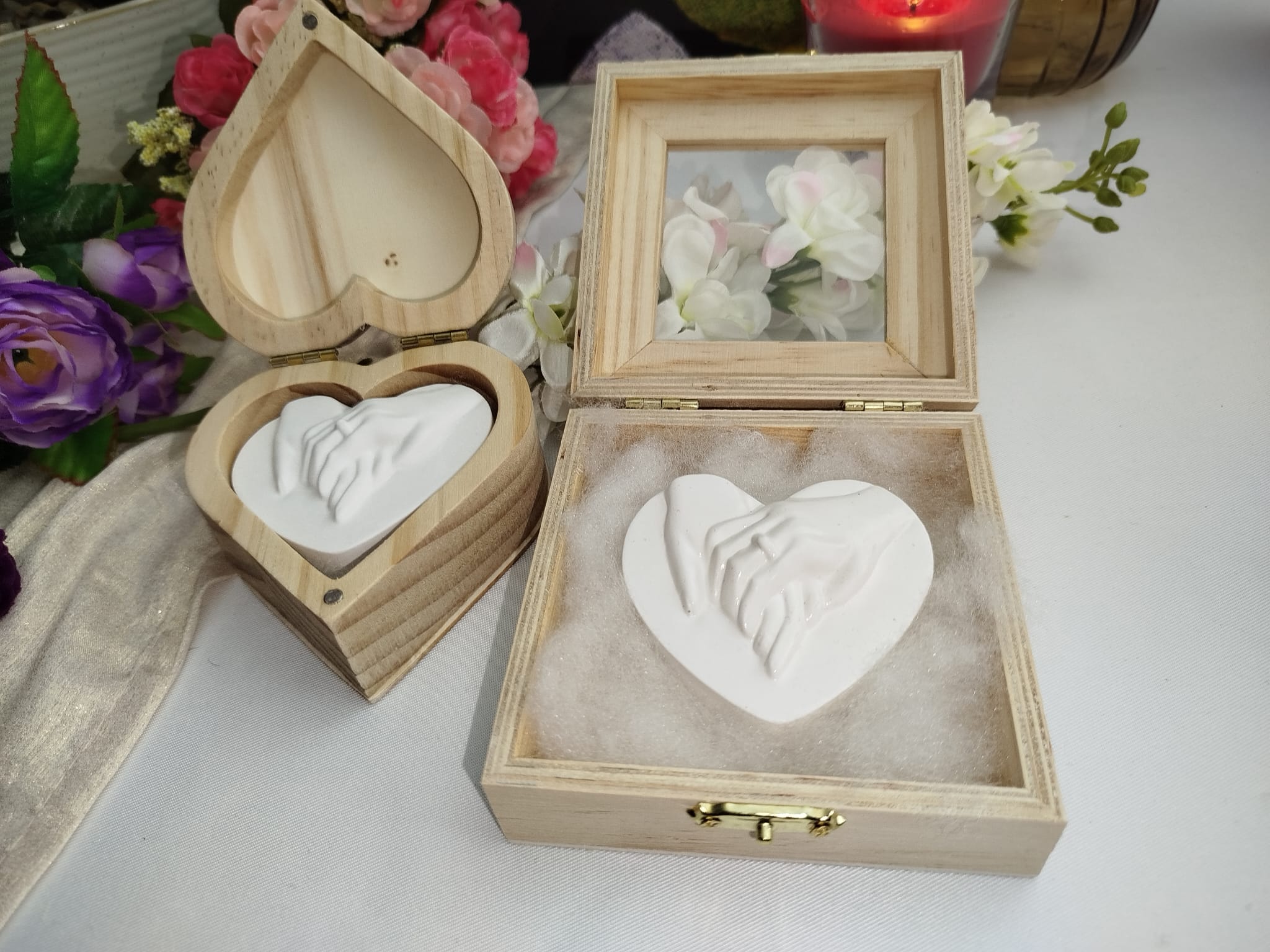 Weißer Herz Magnet handgemacht – Hochzeitsgastgeschenk mit Händen & Ring, elegante Keramik Deko