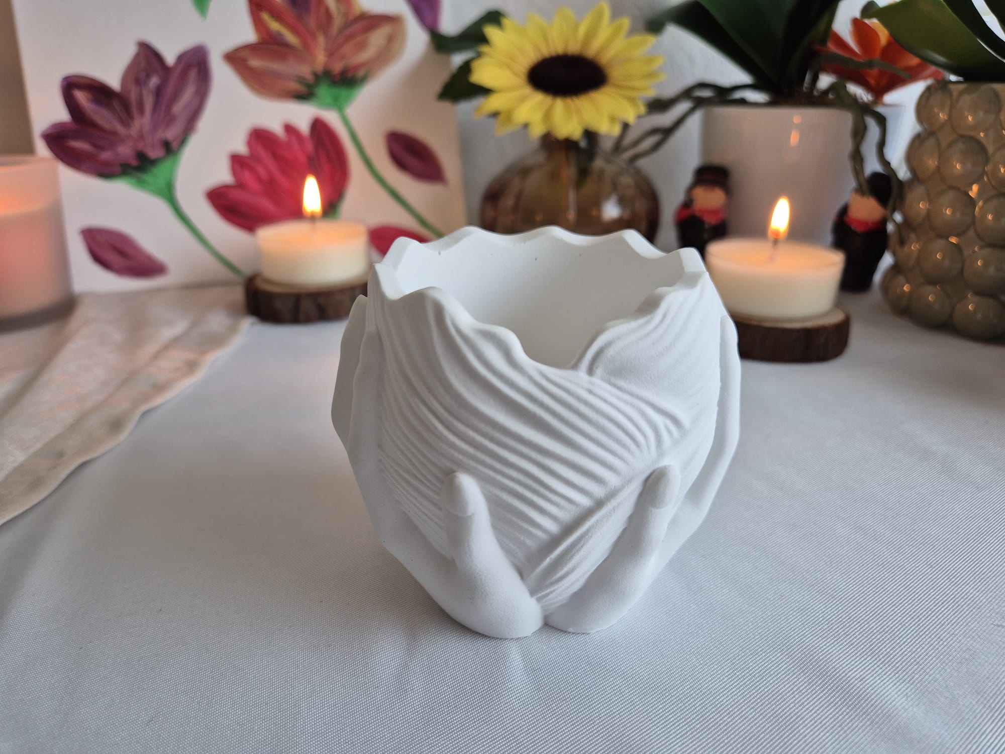 Handgemachte Keramikvase mit Händen – Elegante Deko Vase für Blumen & Kerzen