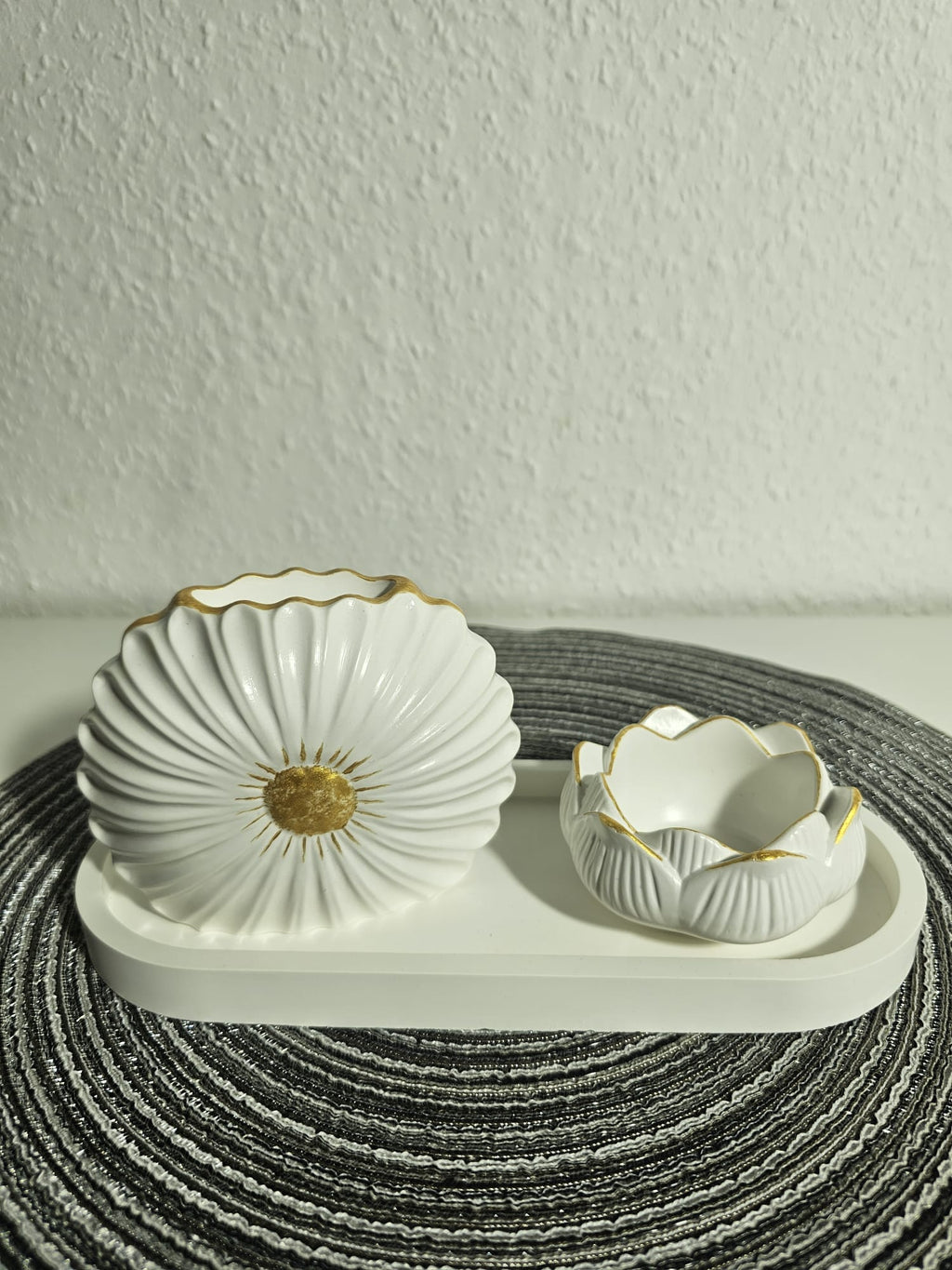 Luxuriöses Keramik Deko Set mit Blütenvase, Lotus Kerzenhalter & Tablett – Handgefertigt | Weiß & Gold