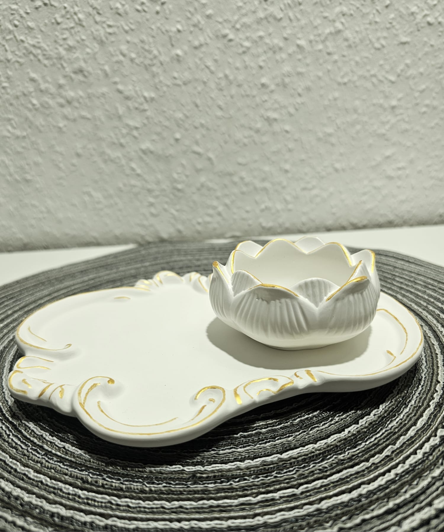 Luxuriöses Keramik-Dekotablett mit Lotus-Schale | Handgefertigte Schmuckablage in Weiß & Gold | Dekoration für Wohn- und Schlafzimmer