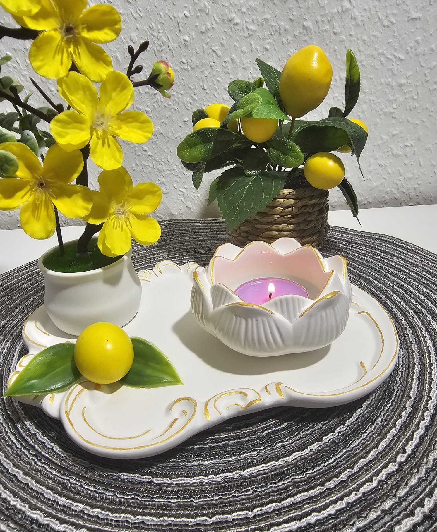 Luxuriöses Keramik-Dekotablett mit Lotus-Schale | Handgefertigte Schmuckablage in Weiß & Gold | Dekoration für Wohn- und Schlafzimmer