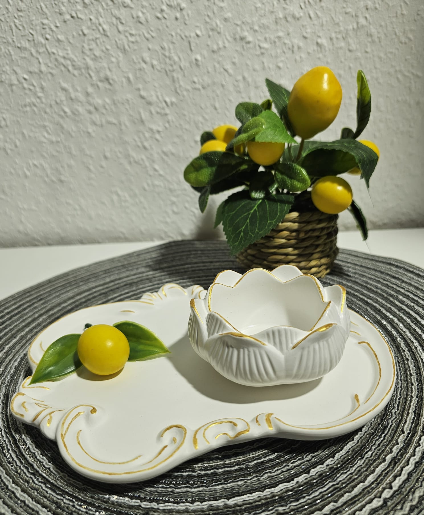 Luxuriöses Keramik-Dekotablett mit Lotus-Schale | Handgefertigte Schmuckablage in Weiß & Gold | Dekoration für Wohn- und Schlafzimmer