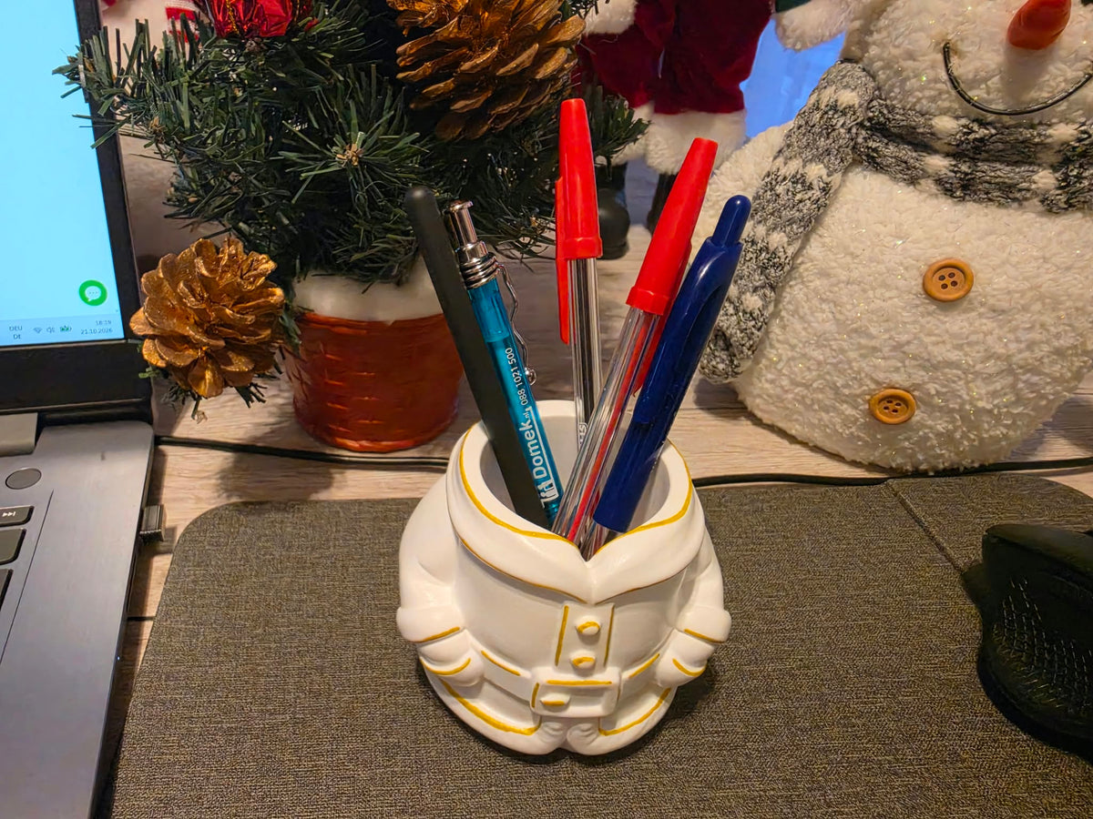Weihnachtsmann Stiftehalter Weiß-Gold – Handbemalte Weihnachtsdeko