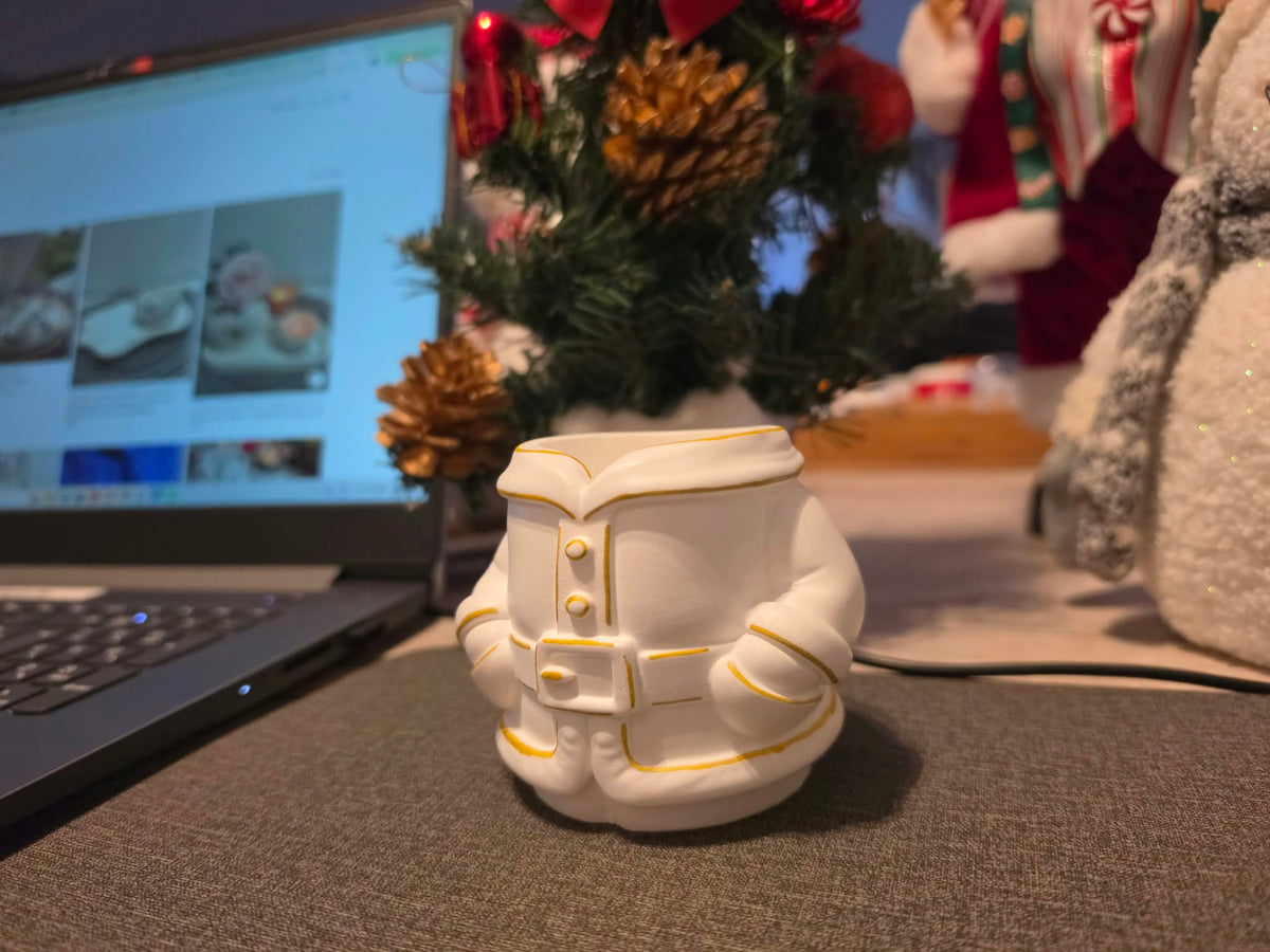 Weihnachtsmann Stiftehalter Weiß-Gold – Handbemalte Weihnachtsdeko