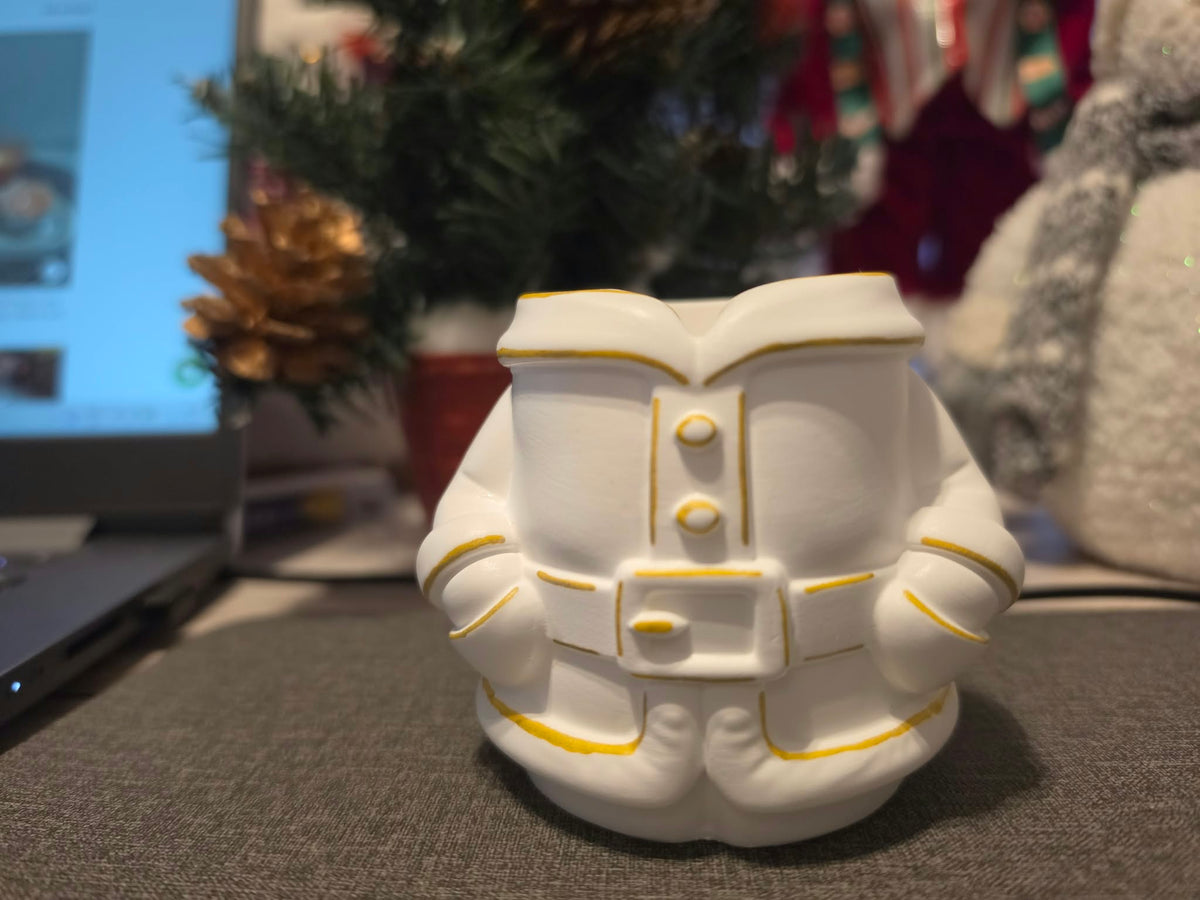 Weihnachtsmann Stiftehalter Weiß-Gold – Handbemalte Weihnachtsdeko