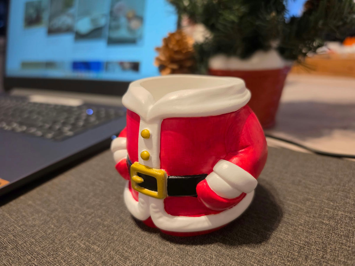 Weihnachtsmann Stiftehalter – Handbemalte Weihnachtsdeko in Rot