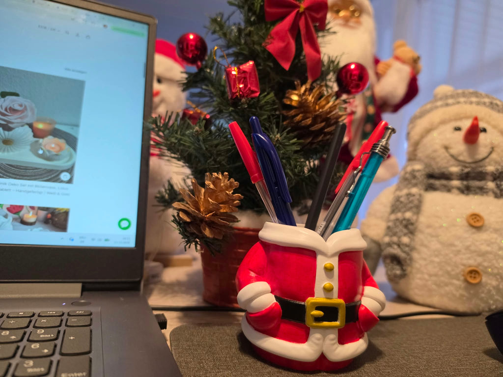 Weihnachtsmann Stiftehalter – Handbemalte Weihnachtsdeko in Rot