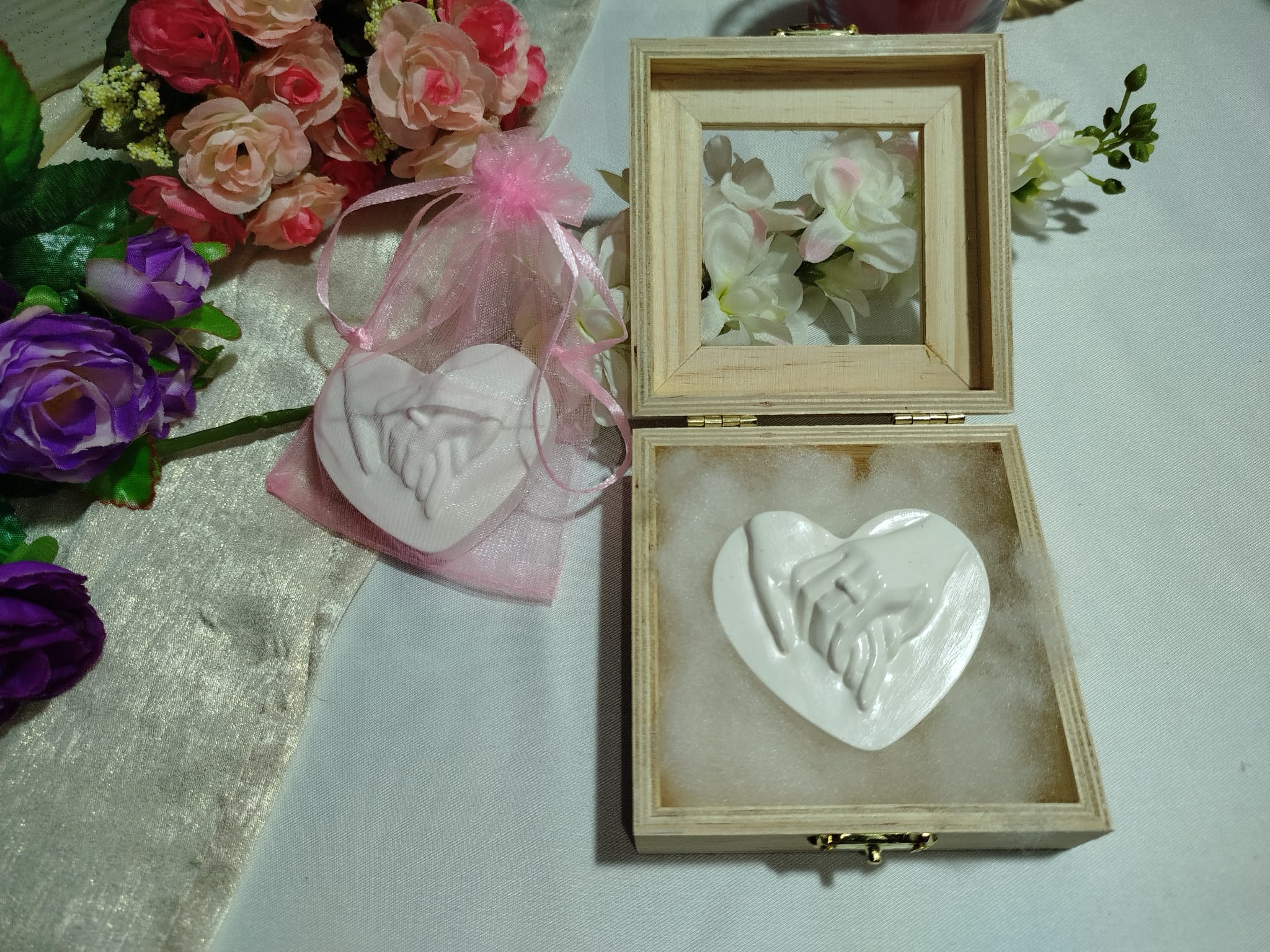 Weißer Herz Magnet handgemacht – Hochzeitsgastgeschenk mit Händen & Ring, elegante Keramik Deko