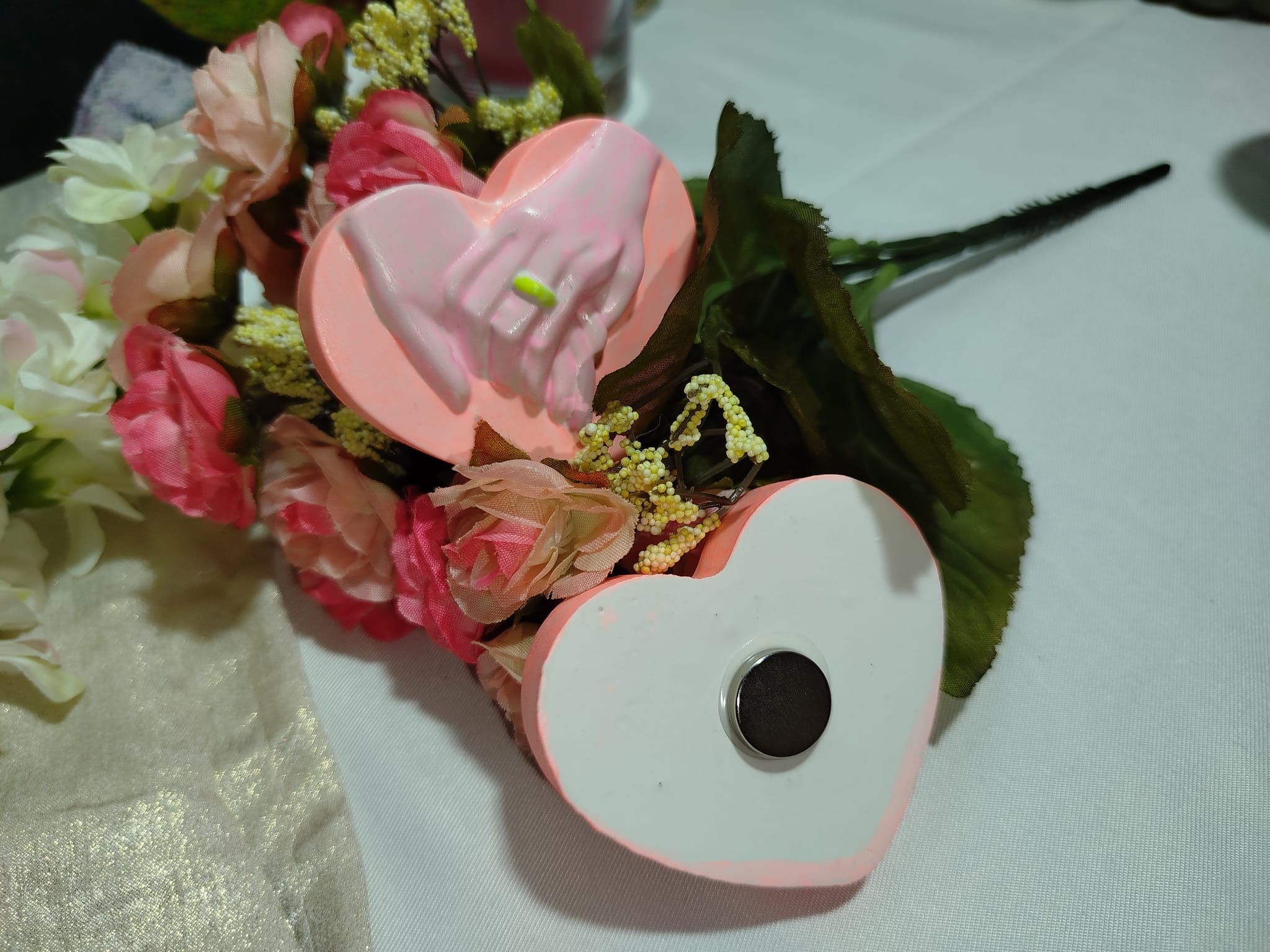 Leuchtender Herz Magnet bunt handgemacht – Glow in the Dark Hochzeitsgastgeschenk mit rosa Händen, rotem Herz & Ring
