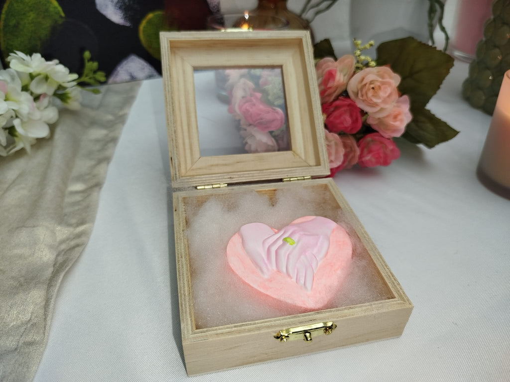 Leuchtender Herz Magnet bunt handgemacht – Glow in the Dark Hochzeitsgastgeschenk mit rosa Händen, rotem Herz & Ring