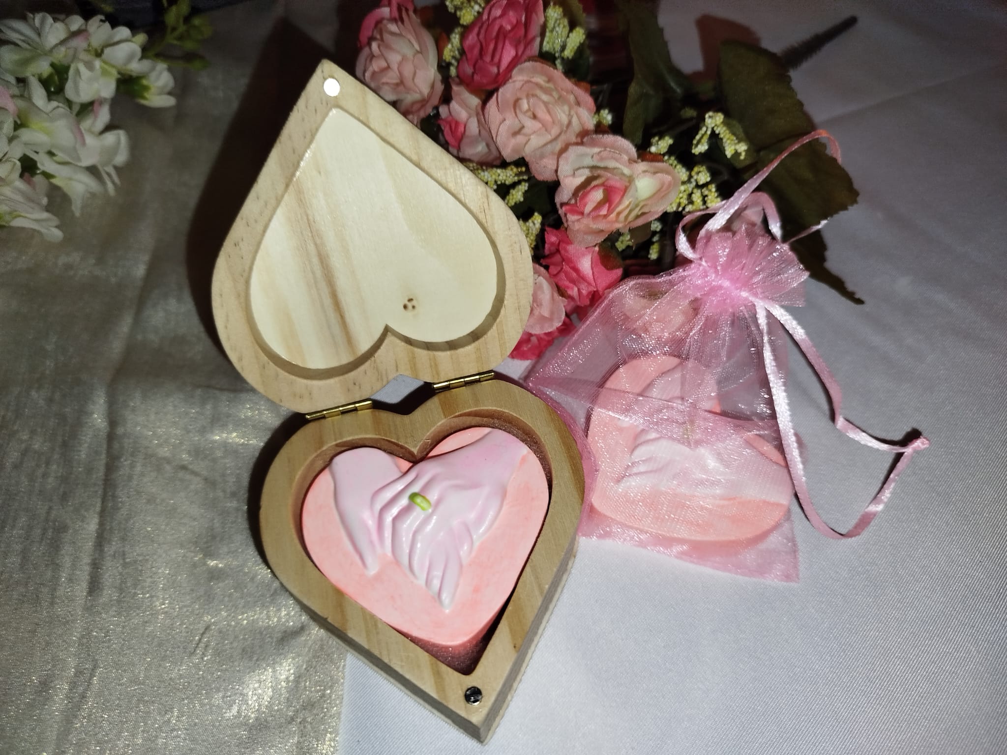 Leuchtender Herz Magnet bunt handgemacht – Glow in the Dark Hochzeitsgastgeschenk mit rosa Händen, rotem Herz & Ring