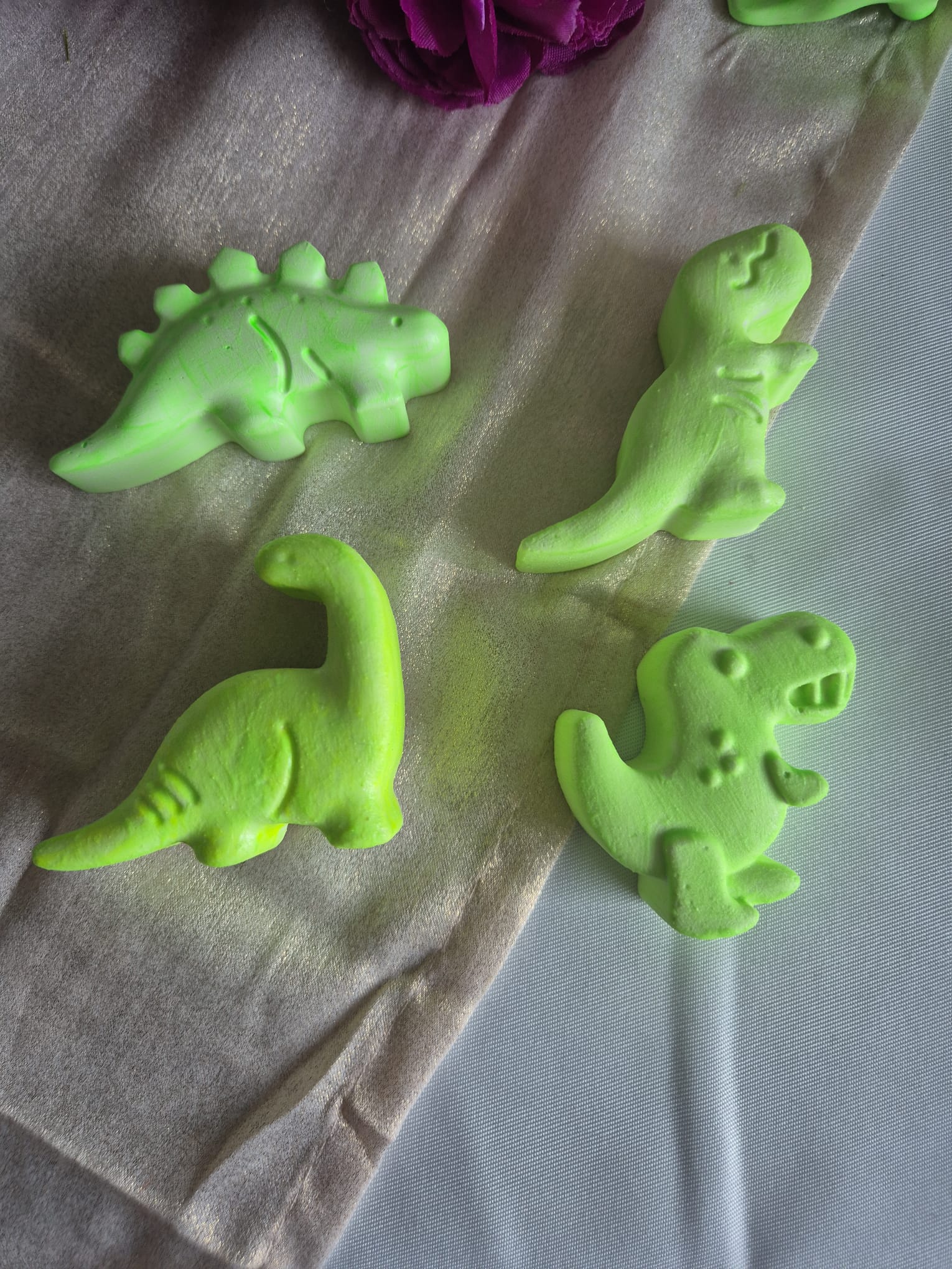 Leuchtende Dino Magnete – Set (4 oder 8 Stück) | Handgemacht | Glow in the Dark Geschenk für Kinder