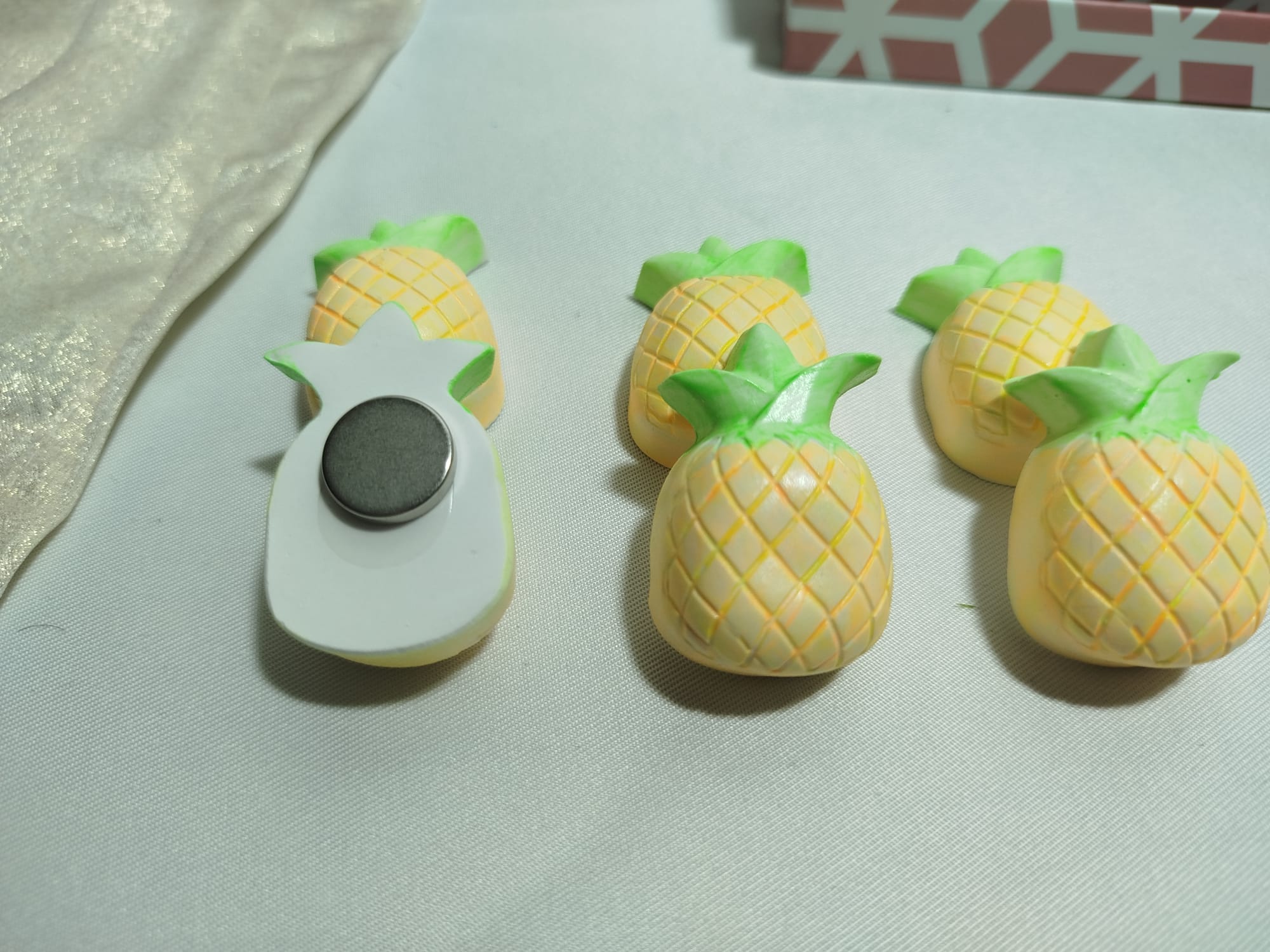 Leuchtende Ananas Magnete – Set (6 Stück) | Glow in the Dark | Handgemachte Deko