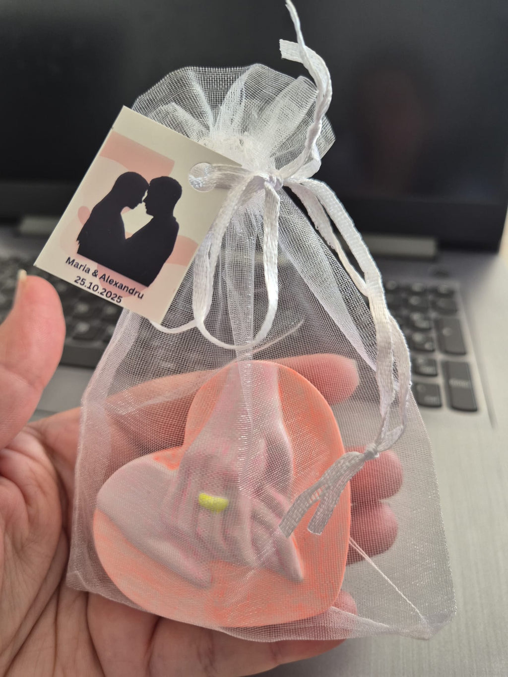 Leuchtender Herz Magnet bunt handgemacht – Glow in the Dark Hochzeitsgastgeschenk mit rosa Händen, rotem Herz & Ring