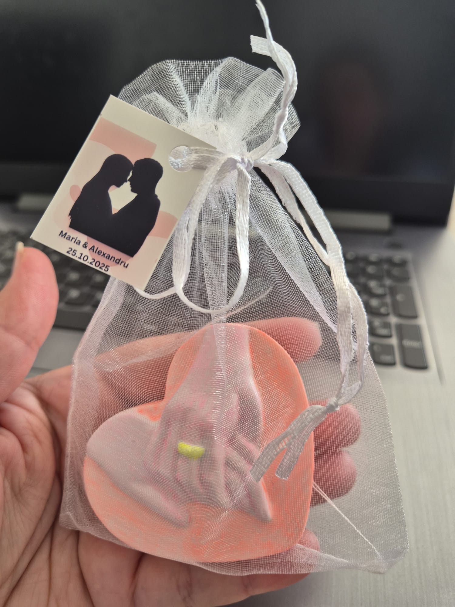 Leuchtender Herz Magnet bunt handgemacht – Glow in the Dark Hochzeitsgastgeschenk mit rosa Händen, rotem Herz & Ring