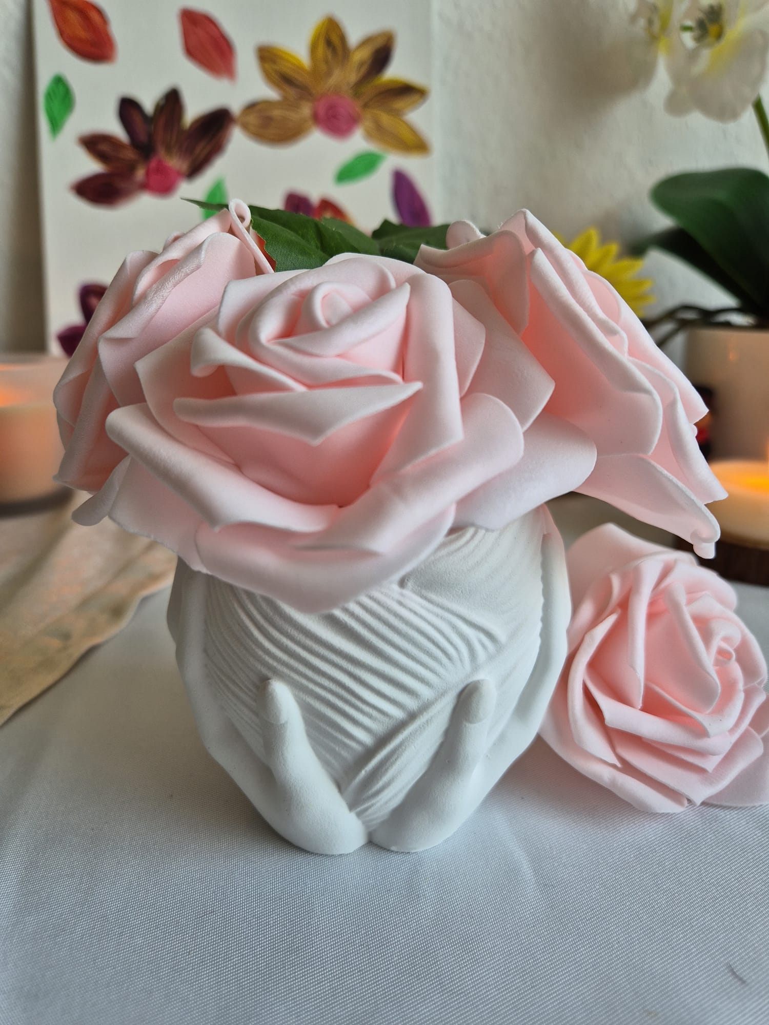 Handgemachte Keramikvase mit Händen – Elegante Deko Vase für Blumen & Kerzen