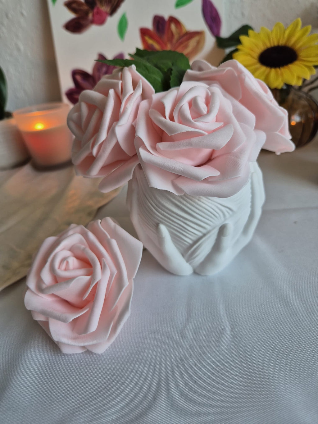 Handgemachte Keramikvase mit Händen – Elegante Deko Vase für Blumen & Kerzen