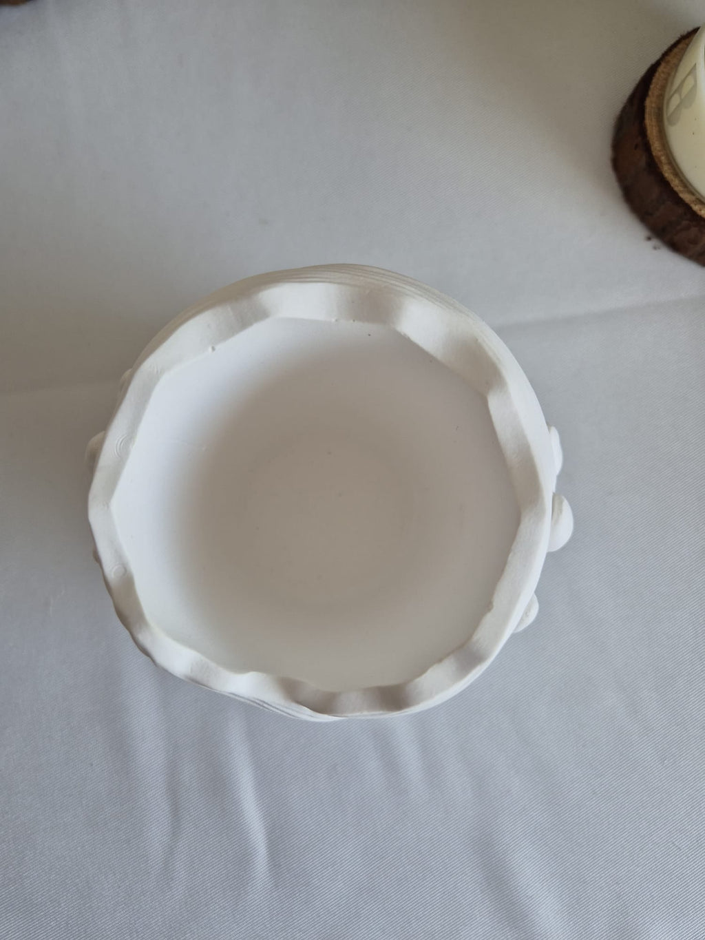 Handgemachte Keramikvase mit Händen – Elegante Deko Vase für Blumen & Kerzen