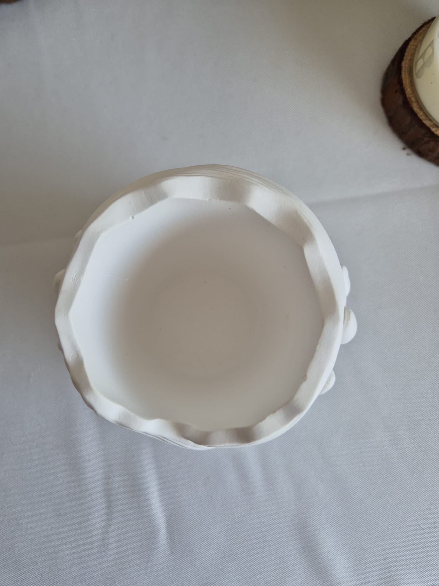 Handgemachte Keramikvase mit Händen – Elegante Deko Vase für Blumen & Kerzen