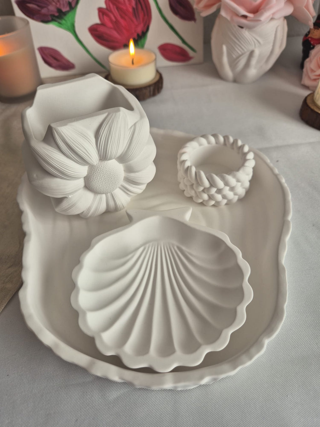 Handgemachtes Keramik Deko Set Weiß – Tablett, Muschel Schmuckschale, Blumenvase & Kerzenhalter | Elegante Home Deko