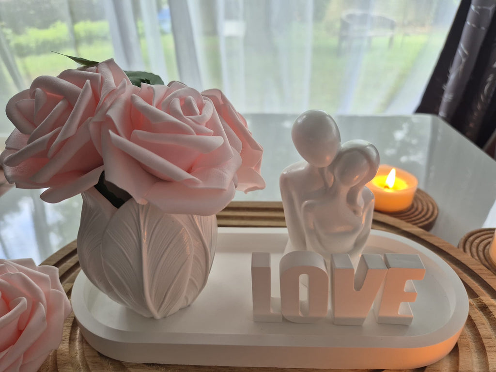 Handgemachtes Love Deko Set mit Vase & Paarfigur – Romantische Keramik Tablett Deko für Wohnzimmer, Hochzeit & Geschenkidee