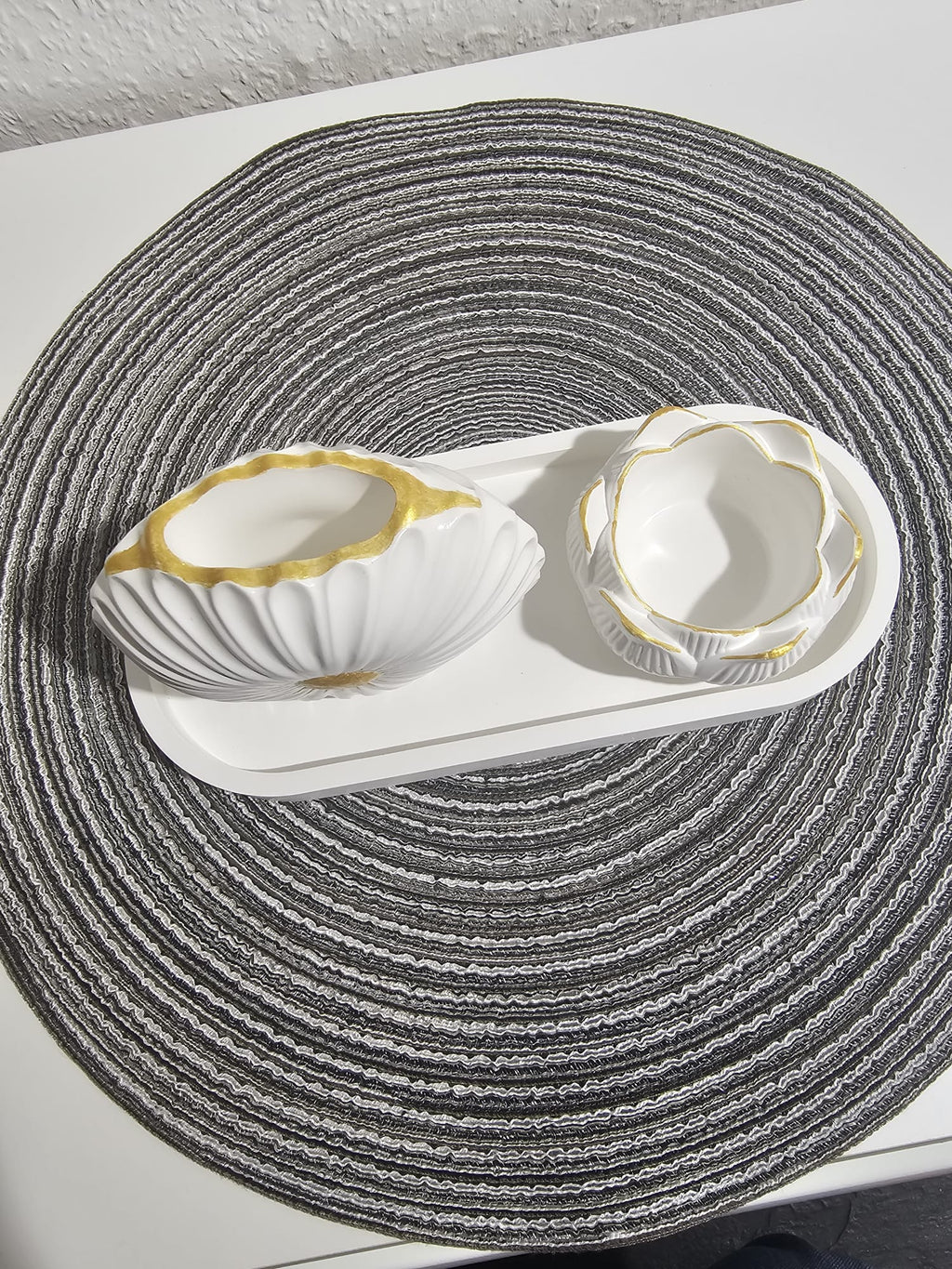 Luxuriöses Keramik Deko Set mit Blütenvase, Lotus Kerzenhalter & Tablett – Handgefertigt | Weiß & Gold
