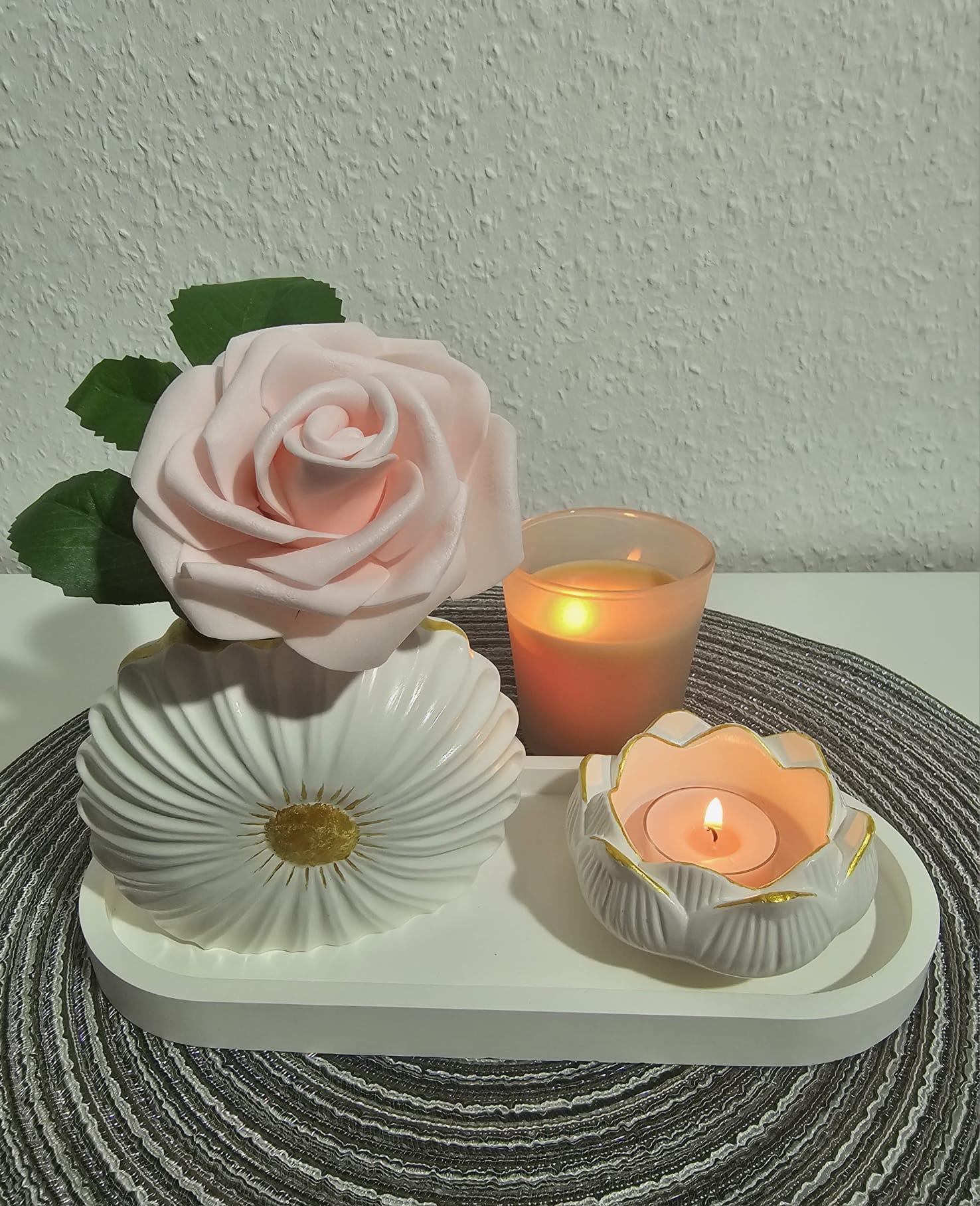 Luxuriöses Keramik Deko Set mit Blütenvase, Lotus Kerzenhalter & Tablett – Handgefertigt | Weiß & Gold