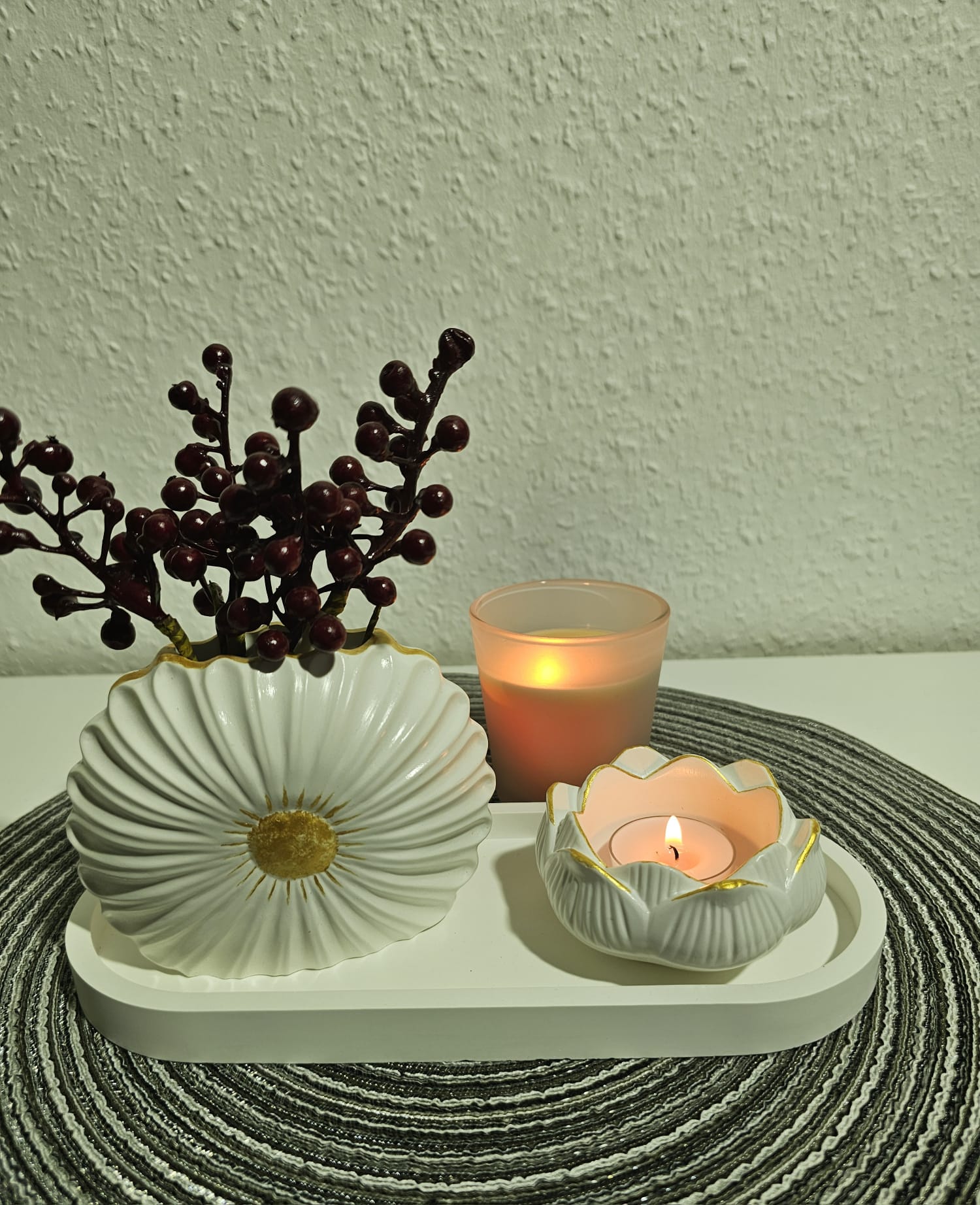 Luxuriöses Keramik Deko Set mit Blütenvase, Lotus Kerzenhalter & Tablett – Handgefertigt | Weiß & Gold