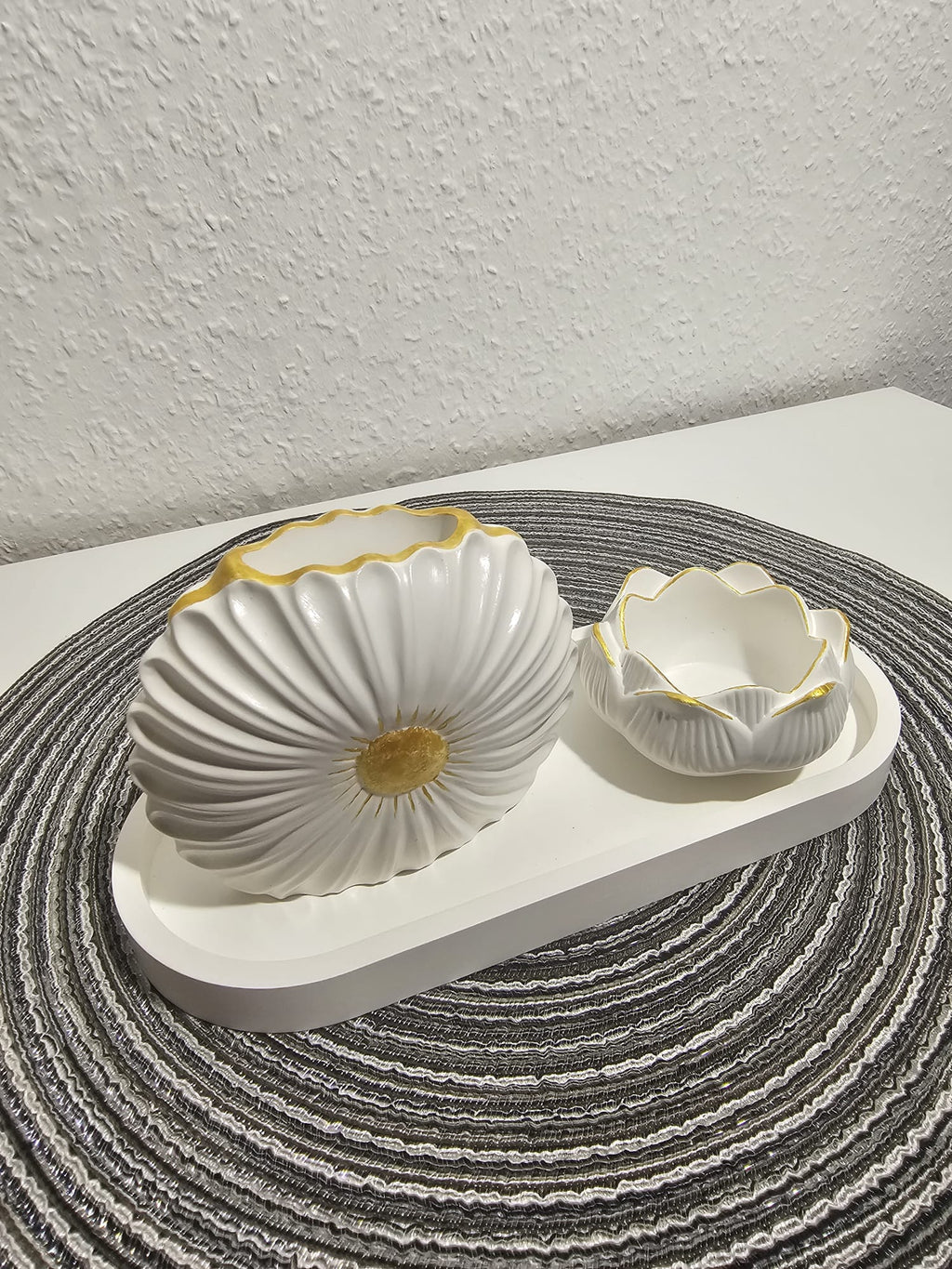 Luxuriöses Keramik Deko Set mit Blütenvase, Lotus Kerzenhalter & Tablett – Handgefertigt | Weiß & Gold