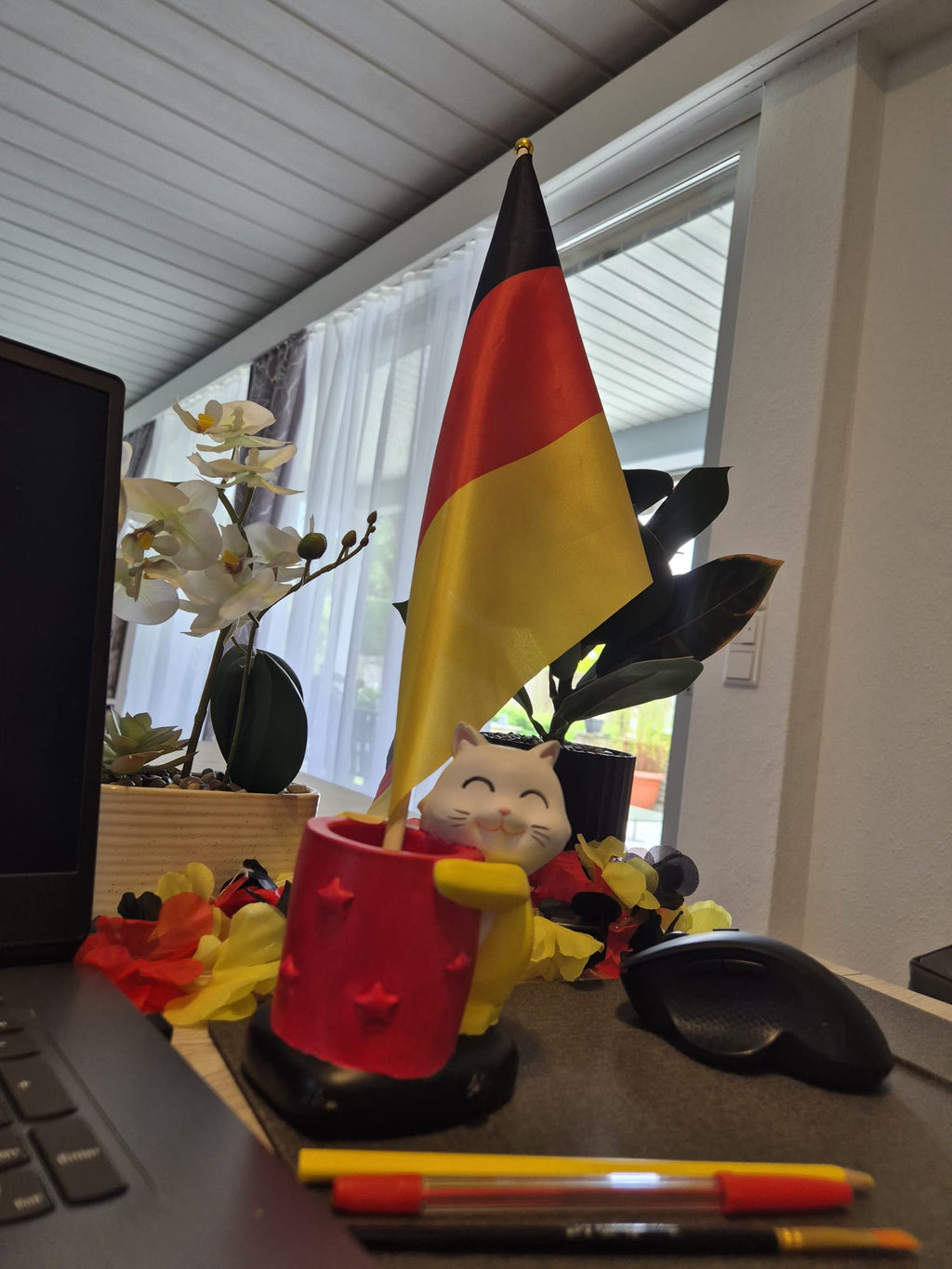 Katze Pisi – Deutschlands kleine Glückskatze 🇩🇪 | Limitierte Sonderedition 2026 - Nur 5 Stück verfügbar – exklusiv für Deutschland und die Fußballsaison 2026 handbem