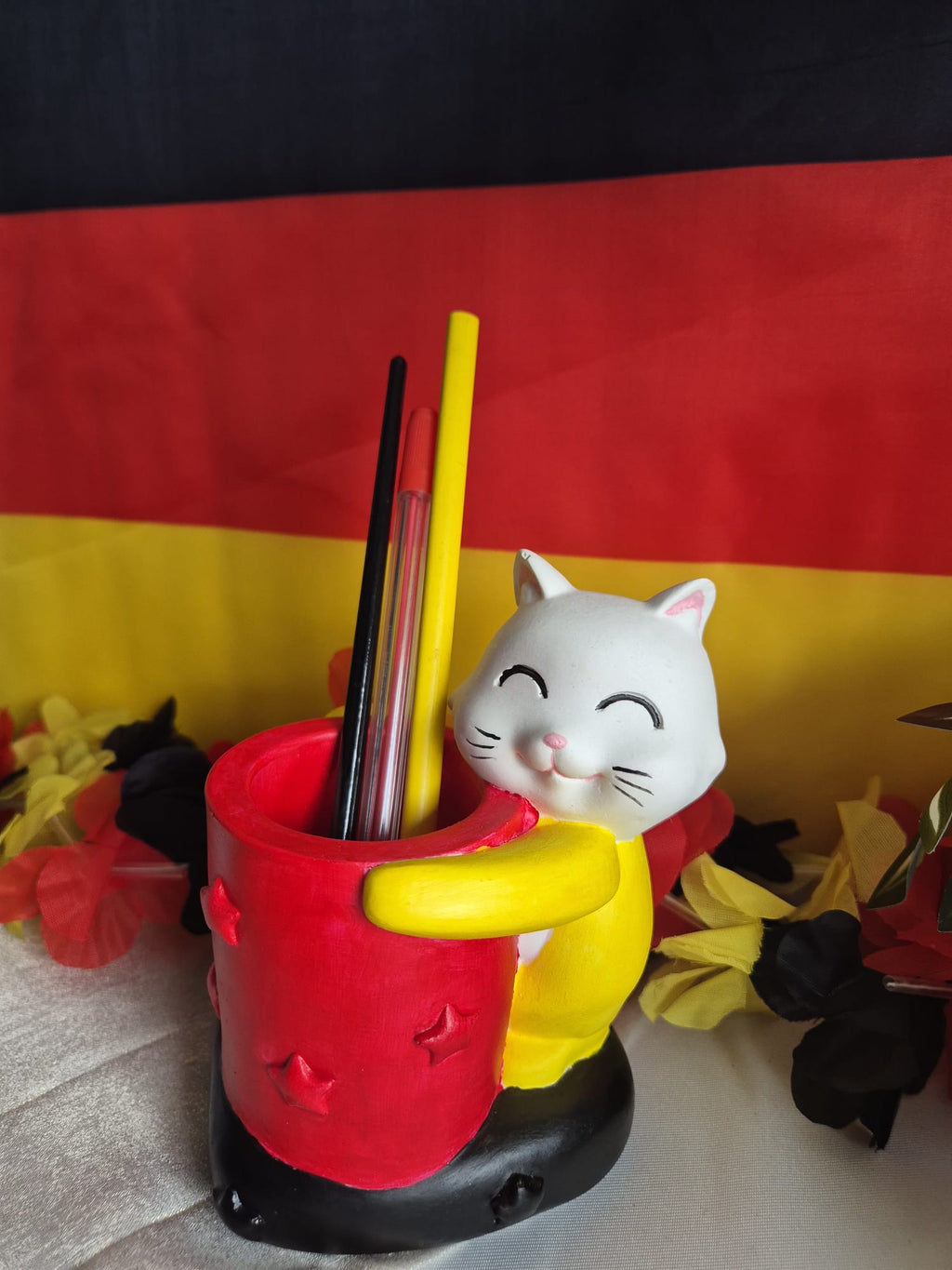 Katze Pisi – Deutschlands kleine Glückskatze 🇩🇪 | Limitierte Sonderedition 2026 - Nur 5 Stück verfügbar – exklusiv für Deutschland und die Fußballsaison 2026 handbem